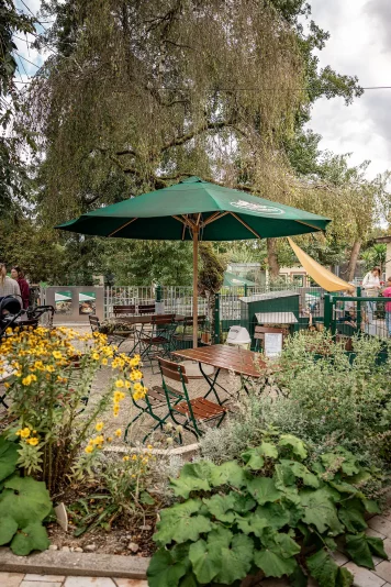 Blick auf den oberen Biergarten und Meerschweinchen